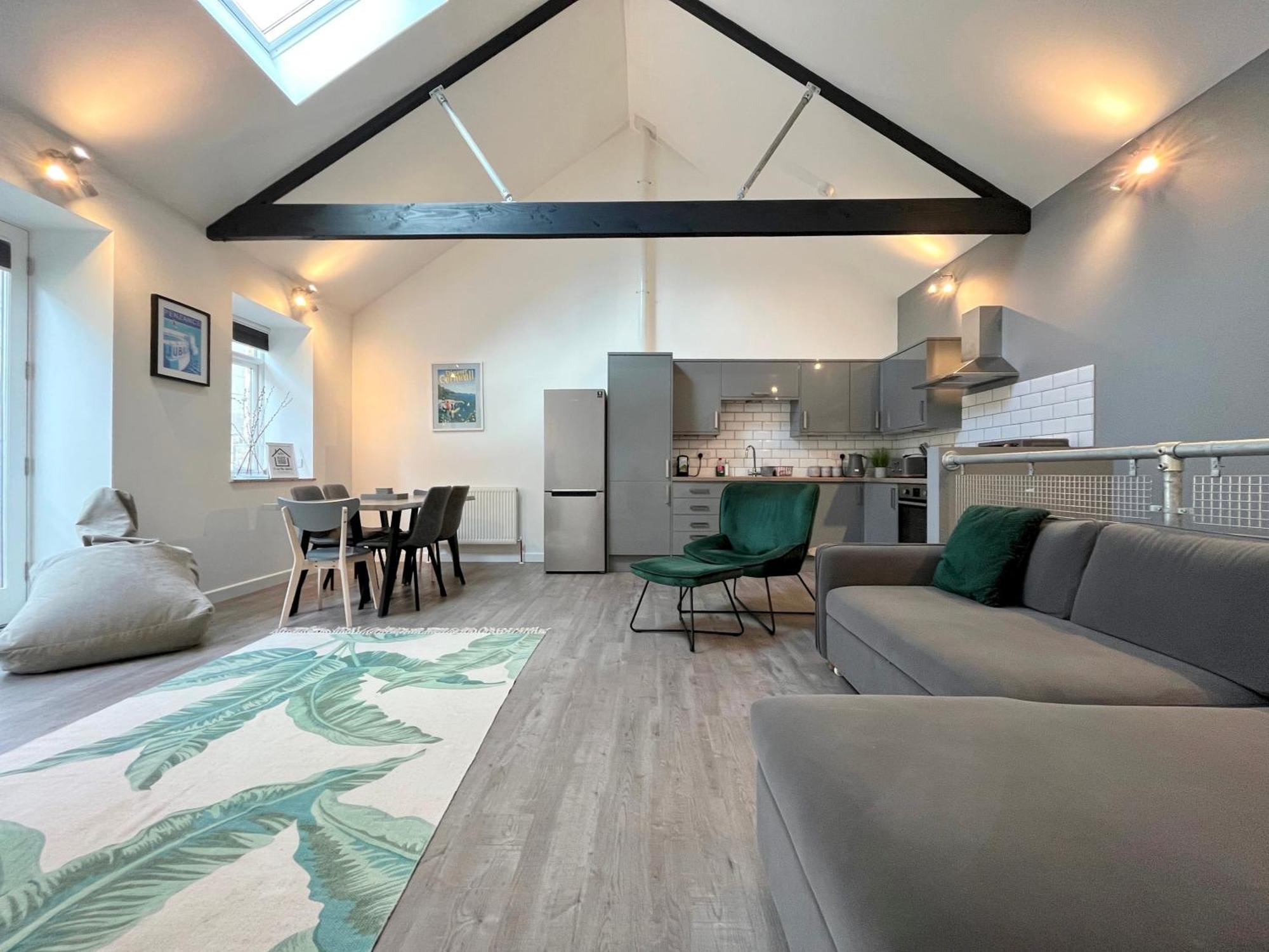 Modern~ Reverse Level~2 Bed~townhouse~central~penzance